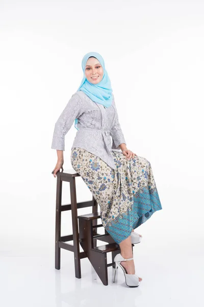 Piękna Modelka Pozach Nowoczesnym Kebaya Hidżabem Miejskim Stylem Życia Dla — Zdjęcie stockowe
