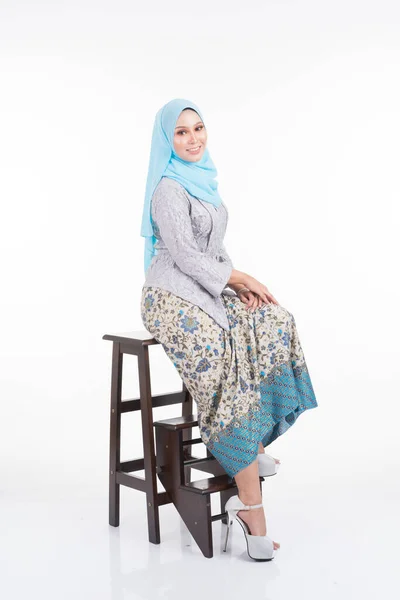 Vacker Kvinnlig Modell Poser Bärande Modern Kebaya Och Hijab Urban — Stockfoto