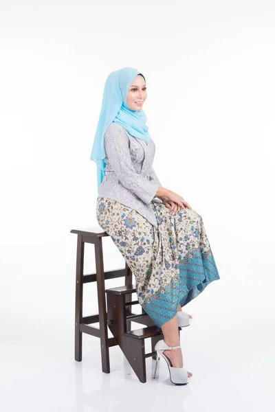 Linda Modelo Feminina Poses Vestindo Kebaya Moderno Hijab Vestuário Estilo — Fotografia de Stock