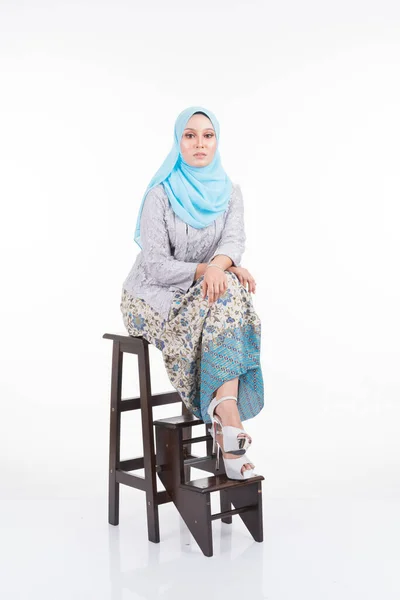Красивая Женская Модель Позах Современной Кебайе Хиджабе Городской Одежде Мусульманских — стоковое фото