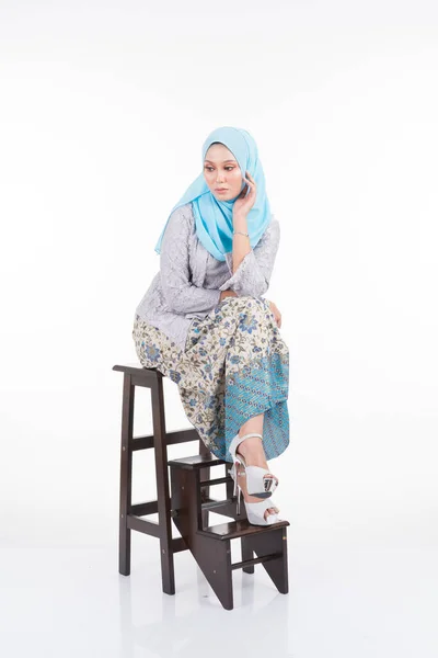 Linda Modelo Feminina Poses Vestindo Kebaya Moderno Hijab Vestuário Estilo — Fotografia de Stock