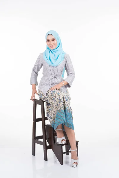 Vacker Kvinnlig Modell Poser Bärande Modern Kebaya Och Hijab Urban — Stockfoto