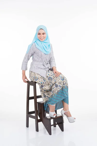 Beau Modèle Féminin Dans Les Poses Portant Kebaya Moderne Hijab — Photo