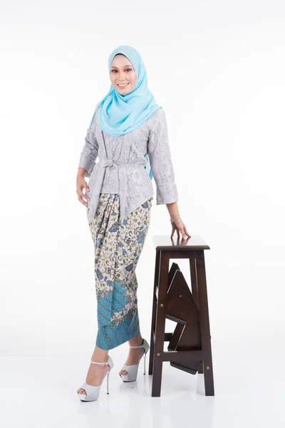身穿现代木瓜和头巾的漂亮女模特 这是穆斯林妇女的城市生活方式服装 与白人背景隔离 美感和头巾流行的概念 — 图库照片