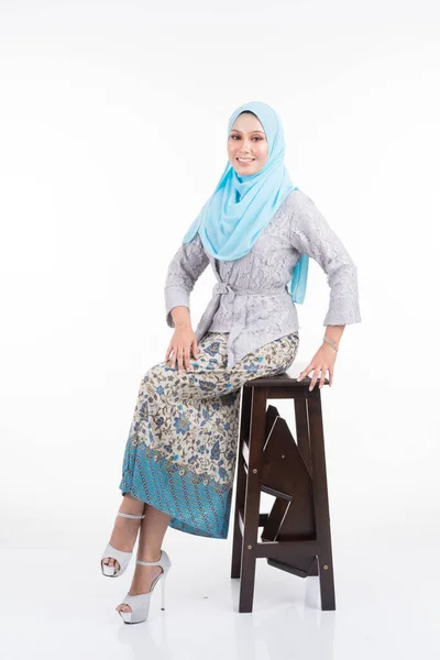 身穿现代木瓜和头巾的漂亮女模特 这是穆斯林妇女的城市生活方式服装 与白人背景隔离 美感和头巾流行的概念 — 图库照片