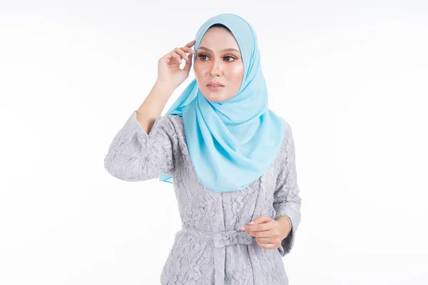 Schöne Weibliche Modell Verschiedenen Posen Tragen Modernen Kebaya Und Hijab — Stockfoto