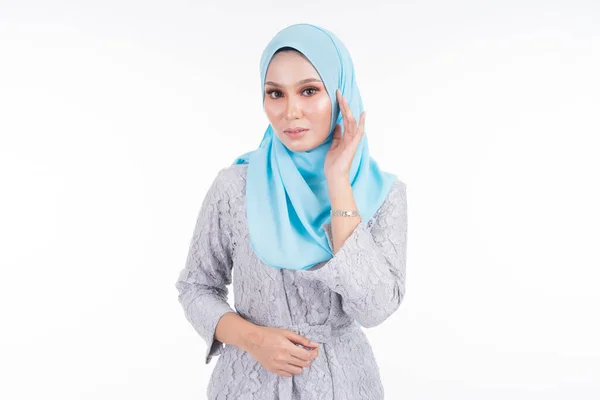 Schöne Weibliche Modell Verschiedenen Posen Tragen Modernen Kebaya Und Hijab — Stockfoto
