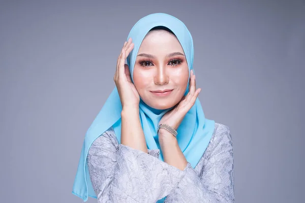 Foto Una Hermosa Modelo Femenina Posa Usando Kebaya Hijab Modernos — Foto de Stock