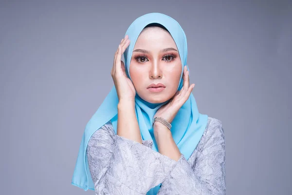 Foto Una Hermosa Modelo Femenina Posa Usando Kebaya Hijab Modernos — Foto de Stock