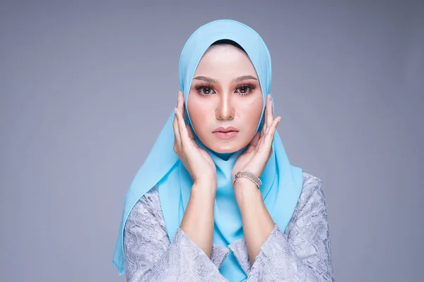 Headshot Beautiful Female Model Poses Wearing Modern Kebaya Hijab Urban — Stock Photo, Image