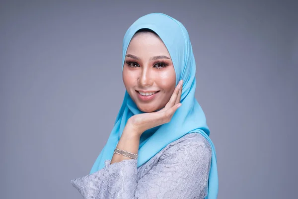 Foto Una Hermosa Modelo Femenina Posa Usando Kebaya Hijab Modernos —  Fotos de Stock