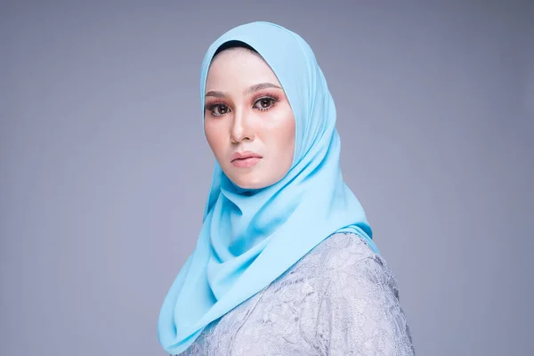 Fejlövés Egy Gyönyörű Női Modell Pózol Visel Modern Kebaya Hidzsáb — Stock Fotó