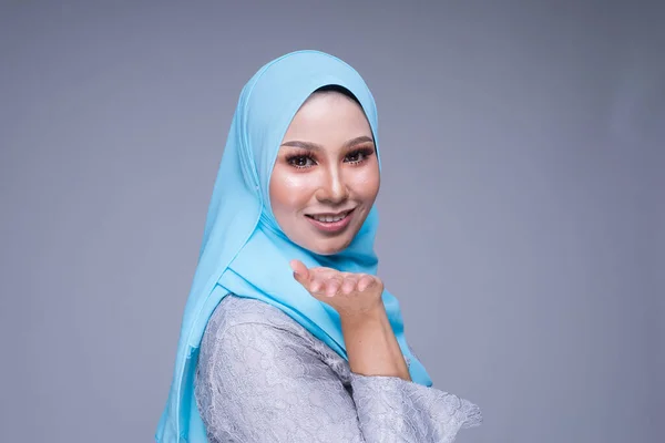 Zdjęcie Głowy Pięknej Modelki Ubranej Nowoczesny Kebaya Hidżab Miejską Odzież — Zdjęcie stockowe