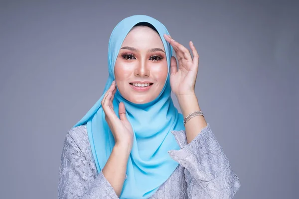Tiro Cabeça Uma Bela Modelo Feminina Posa Vestindo Kebaya Hijab — Fotografia de Stock