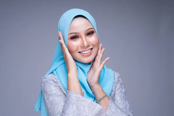 Foto Una Hermosa Modelo Femenina Posa Usando Kebaya Hijab Modernos —  Fotos de Stock