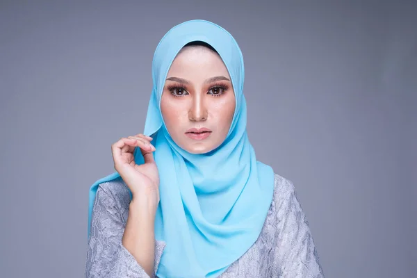 Foto Una Hermosa Modelo Femenina Posa Usando Kebaya Hijab Modernos — Foto de Stock