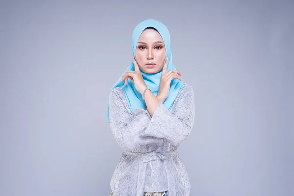 Gyönyörű Női Modell Különböző Pózok Visel Modern Kebaya Hidzsáb Városi — Stock Fotó