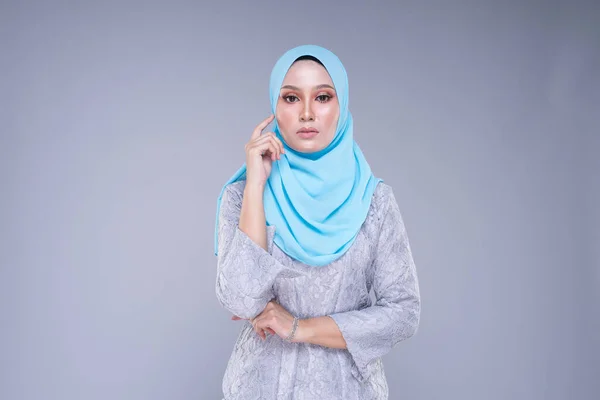 Modelo Feminino Bonito Várias Poses Vestindo Kebaya Moderno Hijab Vestuário — Fotografia de Stock