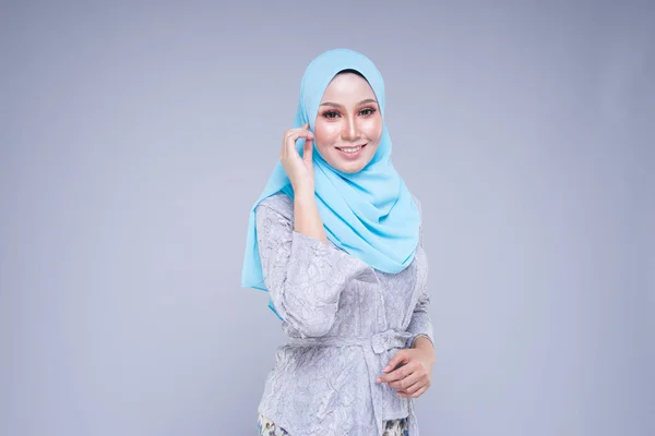 Modelo Feminino Bonito Várias Poses Vestindo Kebaya Moderno Hijab Vestuário — Fotografia de Stock