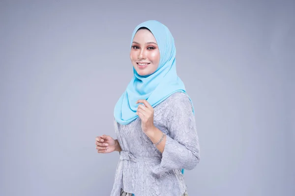 Hermosa Modelo Femenina Varias Poses Que Lleva Kebaya Moderna Hijab —  Fotos de Stock