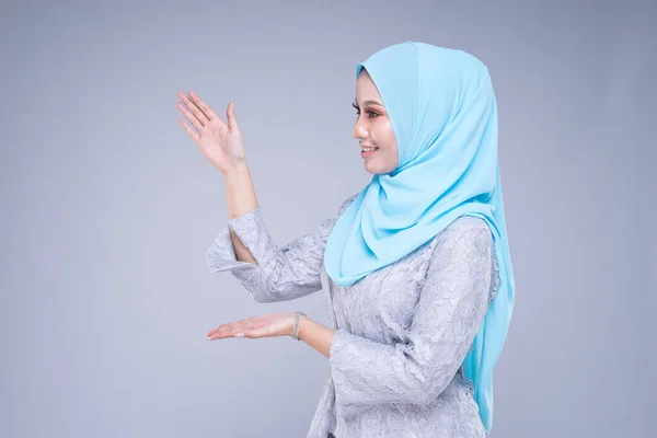 Modelo Feminino Bonito Várias Poses Vestindo Kebaya Moderno Hijab Vestuário — Fotografia de Stock