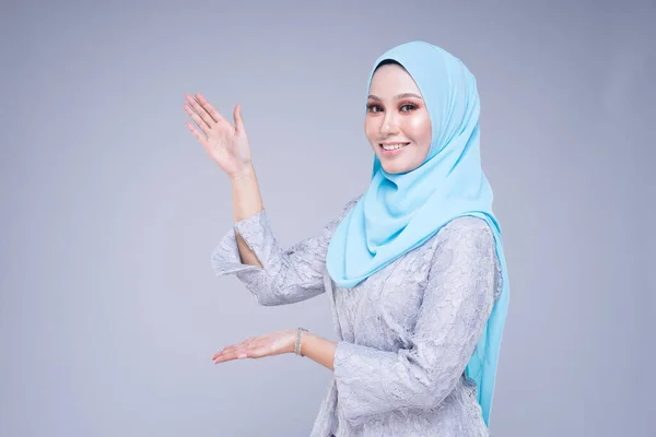 Modelo Feminino Bonito Várias Poses Vestindo Kebaya Moderno Hijab Vestuário — Fotografia de Stock