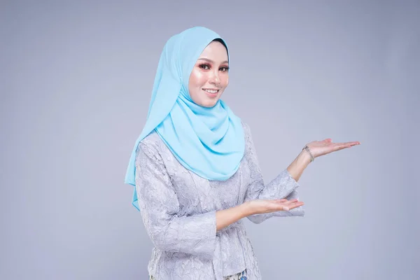 아름다운 모델은 배경에 고립된 무슬림 여성들을 현대의 케바야와 히잡을 패션의 — 스톡 사진