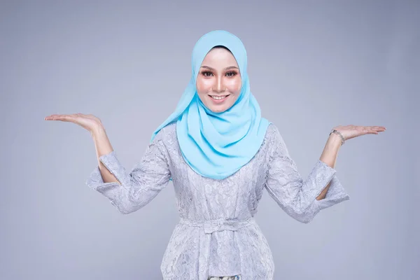 Schöne Weibliche Modell Verschiedenen Posen Tragen Modernen Kebaya Und Hijab — Stockfoto