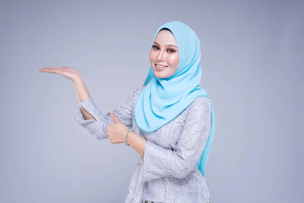 Modelo Feminino Bonito Várias Poses Vestindo Kebaya Moderno Hijab Vestuário — Fotografia de Stock