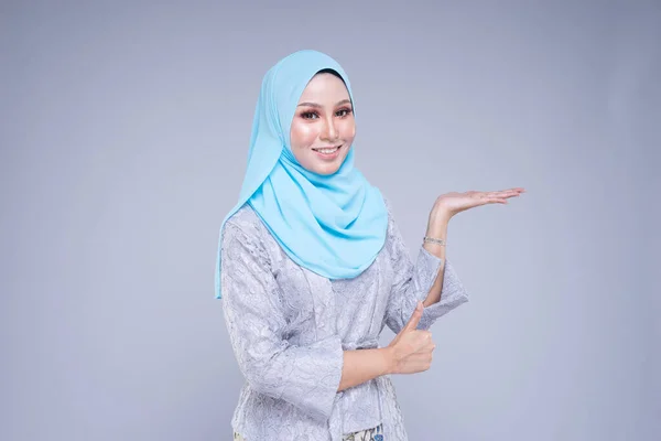 Modelo Feminino Bonito Várias Poses Vestindo Kebaya Moderno Hijab Vestuário — Fotografia de Stock