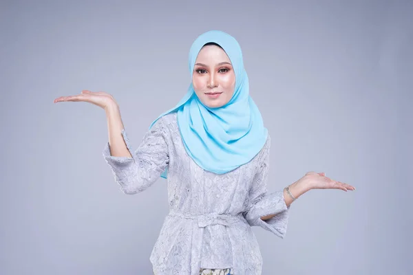 Model Wanita Cantik Dalam Berbagai Pose Mengenakan Kebaya Dan Hijab — Stok Foto