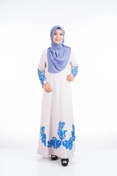 白を基調としたイスラム教徒女性のためのライフスタイルアパレル Jubah Dress Hihab を身に着けている美しい女性モデルの全長肖像画 美とヒジャーブファッションのコンセプト — ストック写真