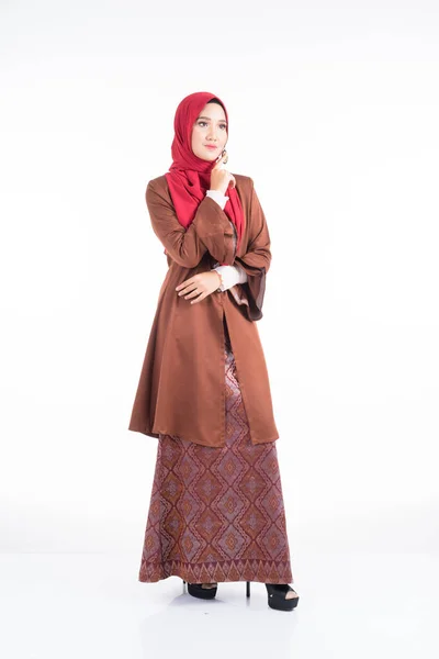 Portret Pięknej Modelki Ubranej Nowoczesną Sukienkę Kebaya Hidżab Odzież Dla — Zdjęcie stockowe