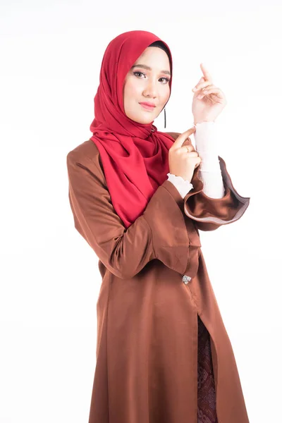 Pół Długości Portret Pięknej Modelki Noszącej Nowoczesną Sukienkę Kebaya Hidżab — Zdjęcie stockowe