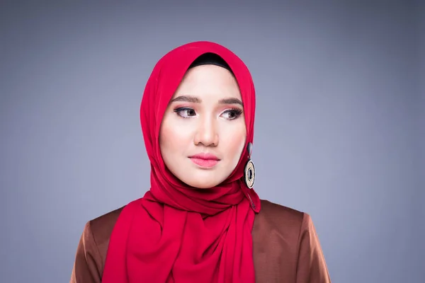 Headshot Dari Model Perempuan Muslim Yang Indah Dalam Pakaian Tradisional — Stok Foto