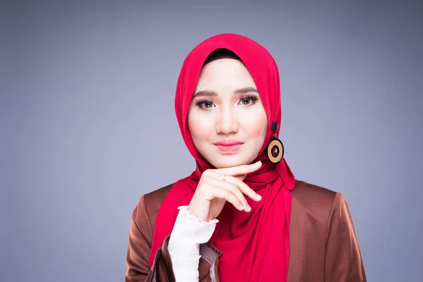 Foto Una Bella Modella Musulmana Abito Tradizionale Musulmano Asiatico Hijab — Foto Stock