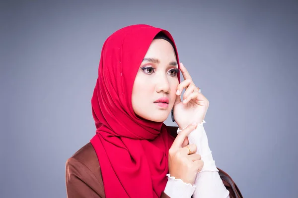 一个穿着亚洲穆斯林传统服装的漂亮的穆斯林女模特的头像和灰色背景的头巾 Eidul Fitri时尚和生活方式肖像画概念 — 图库照片