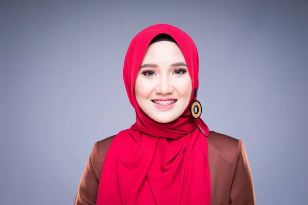 Gri Arka Planda Izole Edilmiş Geleneksel Asya Müslüman Elbisesi Tesettürlü — Stok fotoğraf
