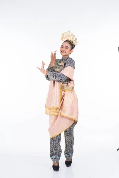 아름다운 말레이시아의 전통적 댄서가 전통적 의상을 Tarian Inang 이라고 불리는 — 스톡 사진