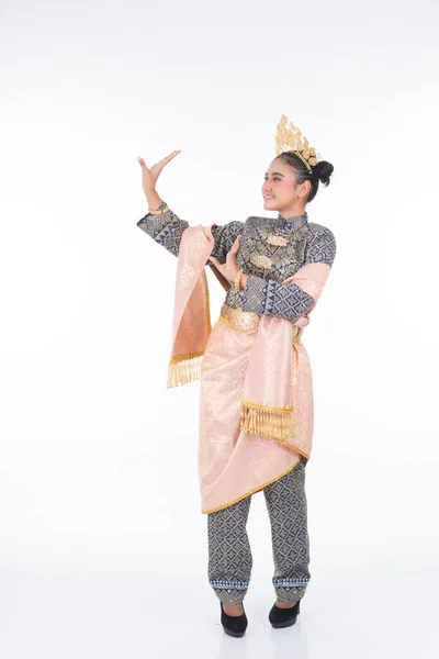 Uma Bela Dançarina Tradicional Malaia Executando Passos Dança Uma Rotina — Fotografia de Stock