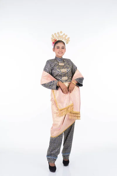 Krásná Malajská Tradiční Tanečnice Tradičním Tanečním Oblečení Plný Portrét Izolovaný — Stock fotografie