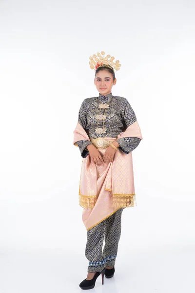 Eine Wunderschöne Malaysische Tänzerin Traditionellem Tanzoutfit Ganzes Porträt Isoliert Weiß — Stockfoto