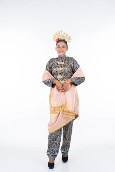 伝統舞踊の衣装を着た美しいマレーシアの伝統的な女性ダンサー 白地に隔離された全長の肖像 — ストック写真