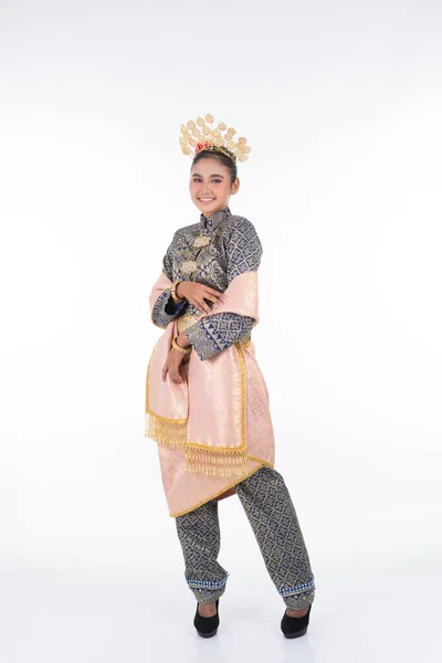 一个穿着传统舞蹈服装的美丽的马来西亚传统女舞蹈家 全长肖像画 白色孤立 — 图库照片