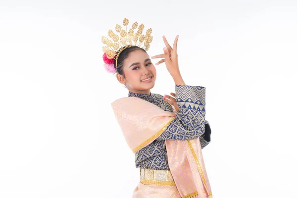 Seorang Penari Wanita Tradisional Malaysia Yang Cantik Mengenakan Pakaian Dansa — Stok Foto