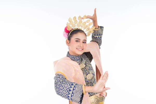 伝統舞踊の衣装を着た美しいマレーシアの伝統的な女性ダンサー 白で隔絶された半長の肖像画 風景の向き — ストック写真