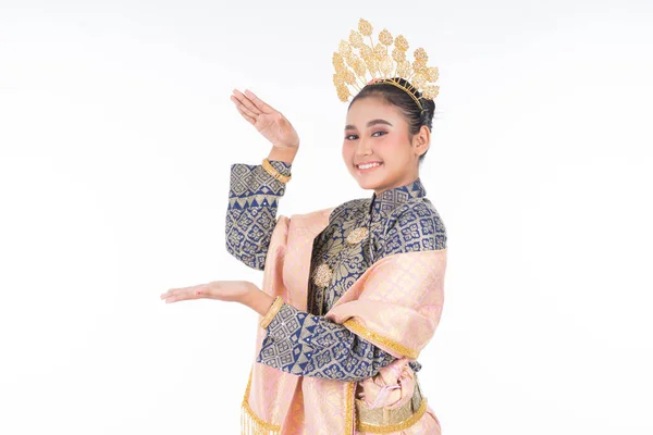 Seorang Penari Wanita Tradisional Malaysia Yang Cantik Mengenakan Pakaian Dansa — Stok Foto