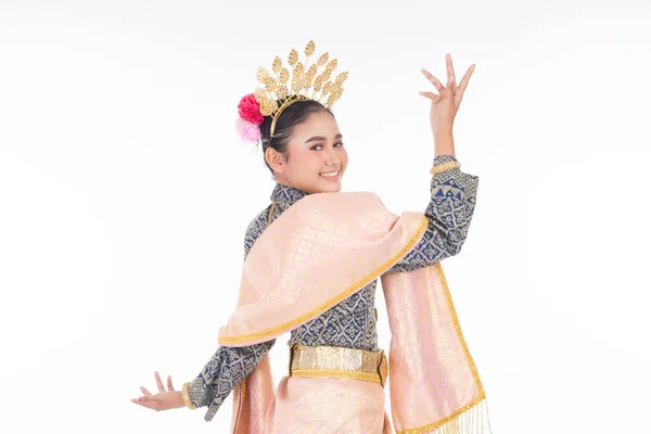 伝統舞踊の衣装を着た美しいマレーシアの伝統的な女性ダンサー 白で隔絶された半長の肖像画 風景の向き — ストック写真