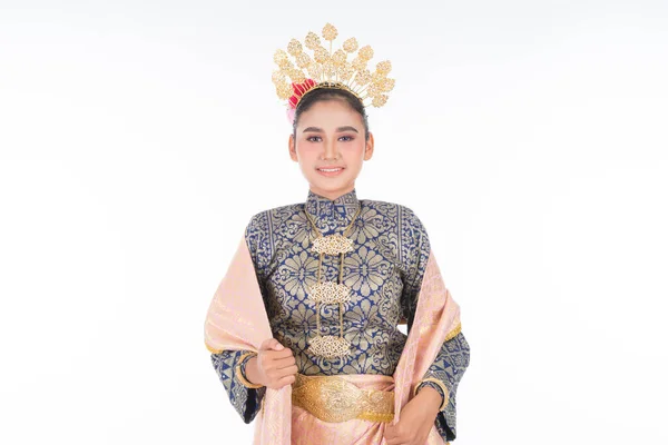 Vacker Malaysisk Traditionell Kvinnlig Dansare Traditionell Dansdräkt Halvlångt Porträtt Isolerat — Stockfoto