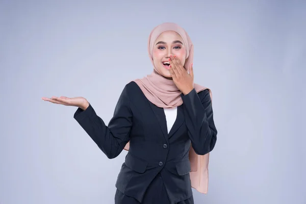 Halva Längden Porträtt Attraktiv Muslimsk Affärskvinna Bär Hijab Med Blandade — Stockfoto